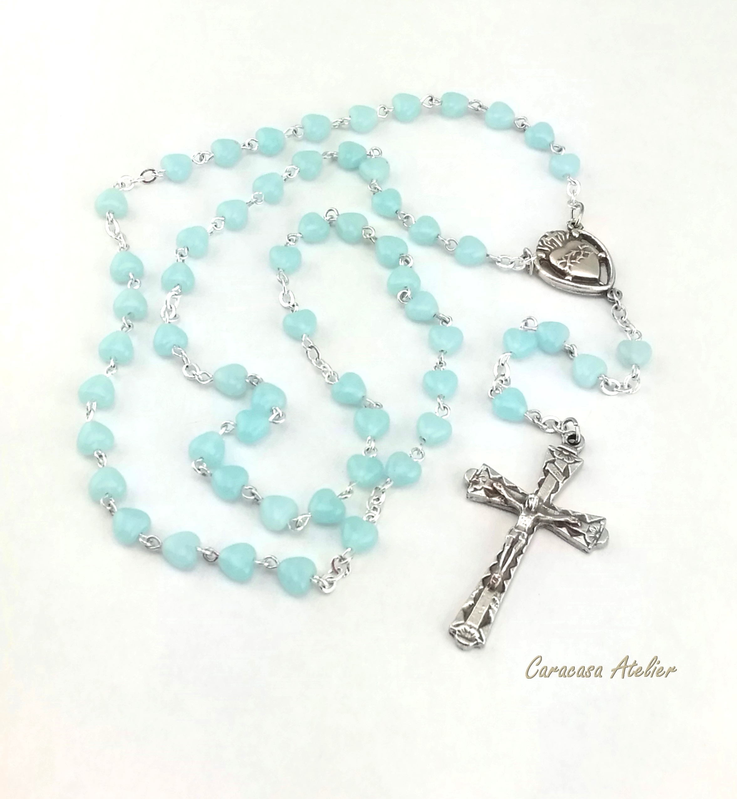 RŮŽENEC ZE SKLENĚNÝCH KORÁLKŮ - SVĚTLE MODRÁ SRDÍČKA