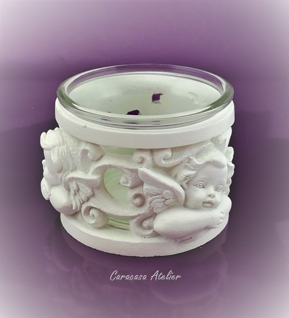 ANDĚLSKÝ SVÍCÍNEK - OZDOBNÝ STOJÁNEK NA SVÍČKU S RELIÉFEM ANDĚLŮ