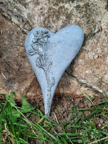 SMUTEČNÍ SRDÍČKO S RŮŽÍ - BARVA ŠEDÝ KÁMEN vel. 11 cm