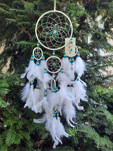 LAPAČ SNŮ BOHATĚ ZDOBENÝ PEŘÍČKY A KORÁLKY - 5 KRUHŮ - BÍLÁ / TYRKYS