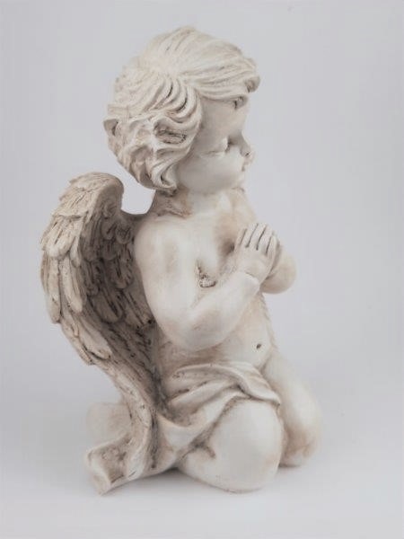 KLEČÍCÍ ANDĚL KRÉMOVÝ SOŠKA 17 cm