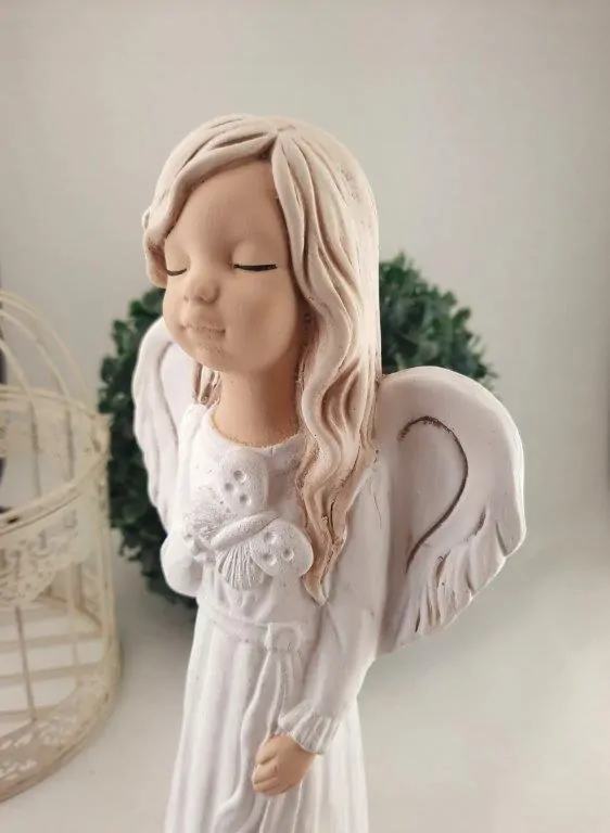 ANDĚLSKÁ HOLČIČKA S MOTÝLKEM - SOŠKA 27 cm