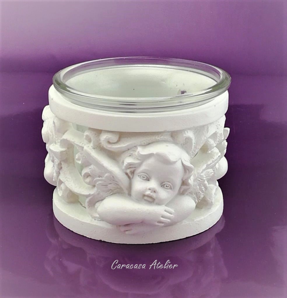 ANDĚLSKÝ SVÍCÍNEK - OZDOBNÝ STOJÁNEK NA SVÍČKU S RELIÉFEM ANDĚLŮ