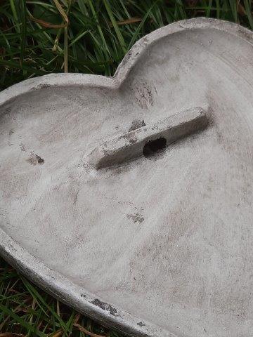 SMUTEČNÍ SRDCE S RELIÉFEM RŮŽE A NÁPISEM CHYBÍŠ NÁM  vel. 11 cm