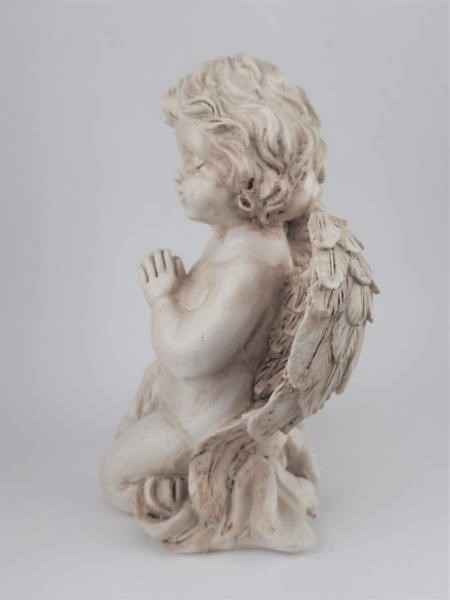KLEČÍCÍ ANDĚL KRÉMOVÝ SOŠKA 17 cm