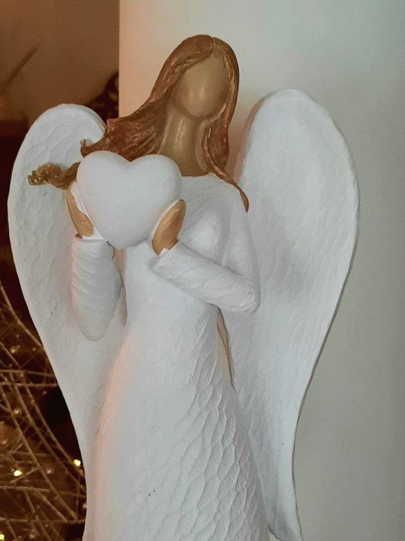 VELKÝ ANDĚL SE SRDÍČKEM - SOŠKA 50 CM - POLYSTONE 
