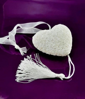 DEKORAČNÍ ZÁVĚS BÍLÉ SRDÍČKO RŮŽIČKY 